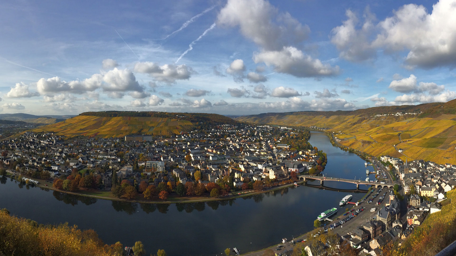 Mosel-Panorama mit Weinbergen und Fluss